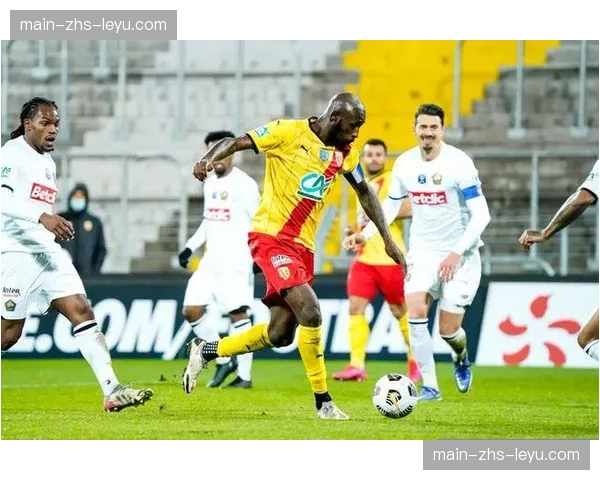 从两球落后到绝平：解析朗斯队客场对阵尼斯的战术调整