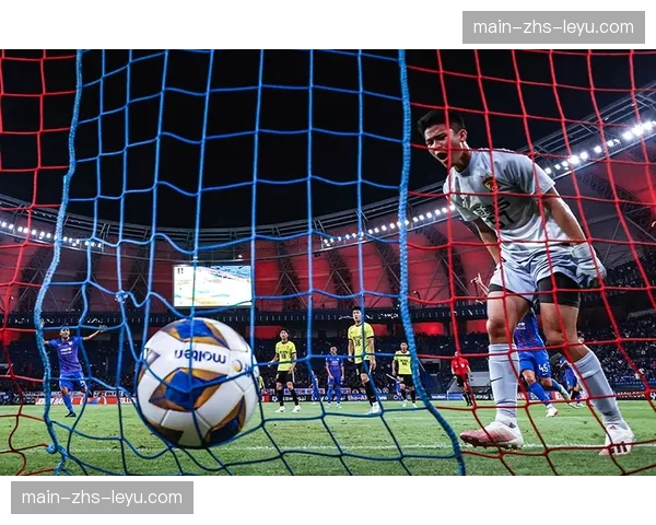 【2026年4月中超联赛·非赛事·经济运动品牌推出新款足球鞋，宣称其设计能提升球员传中时的球速与旋转